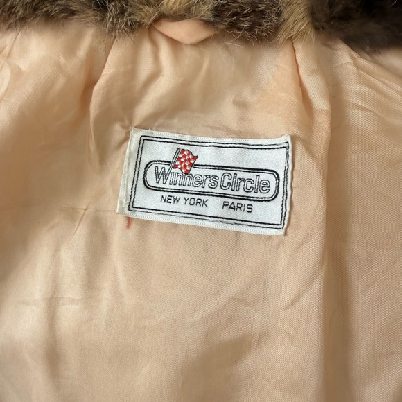 Luxurious Fur Cape in Brown Tones - Picture 7 of 14